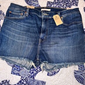 NWT Levi’s size 34 (14) cut off jeans